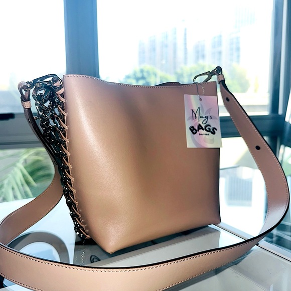 Stella McCartney: Two-Tone Bucket Frayme Chain-Link Crossbody Tote Bag - Picture 7 of 16